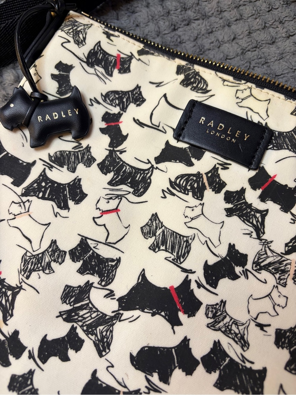RADLEY LONDON Cream Crossbody Bag with Black Scotty Dog Print and Red Accents - Picture 4 of 11